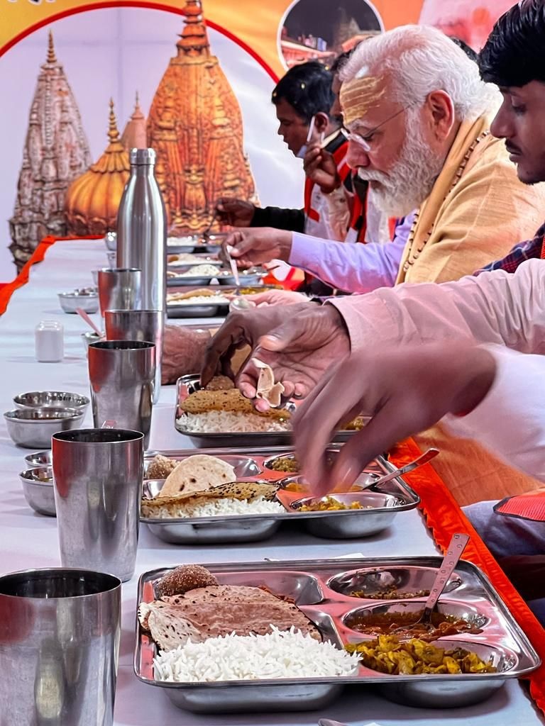 Kashi vishwanath corridor PM Narendra Modi and CM Yogi Adityanath ate food with laborers watch video PM मोदी और CM योगी ने मजदूरों संग खाया खाना, थाली में परोसे 9 तरह के