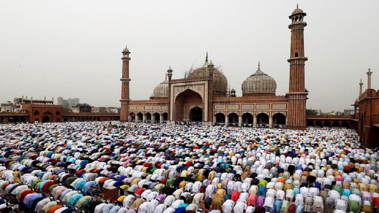 Eid Ul Fitr 2022: देश भर में धूमधाम से मनाया जा रहा है ईद-उल-फितर का त्योहार,  देखें तस्वीरें - News Nation