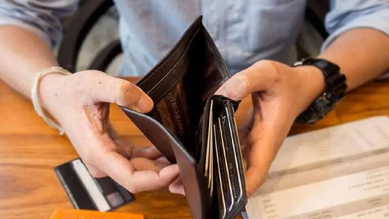 Vastu Tips : पर्स में भूलकर न रखें ये चीजें, वरना हो सकती है पैसों की तंगी  | Vastu tips remove these things purse for money finance wealth | TV9  Bharatvarsh