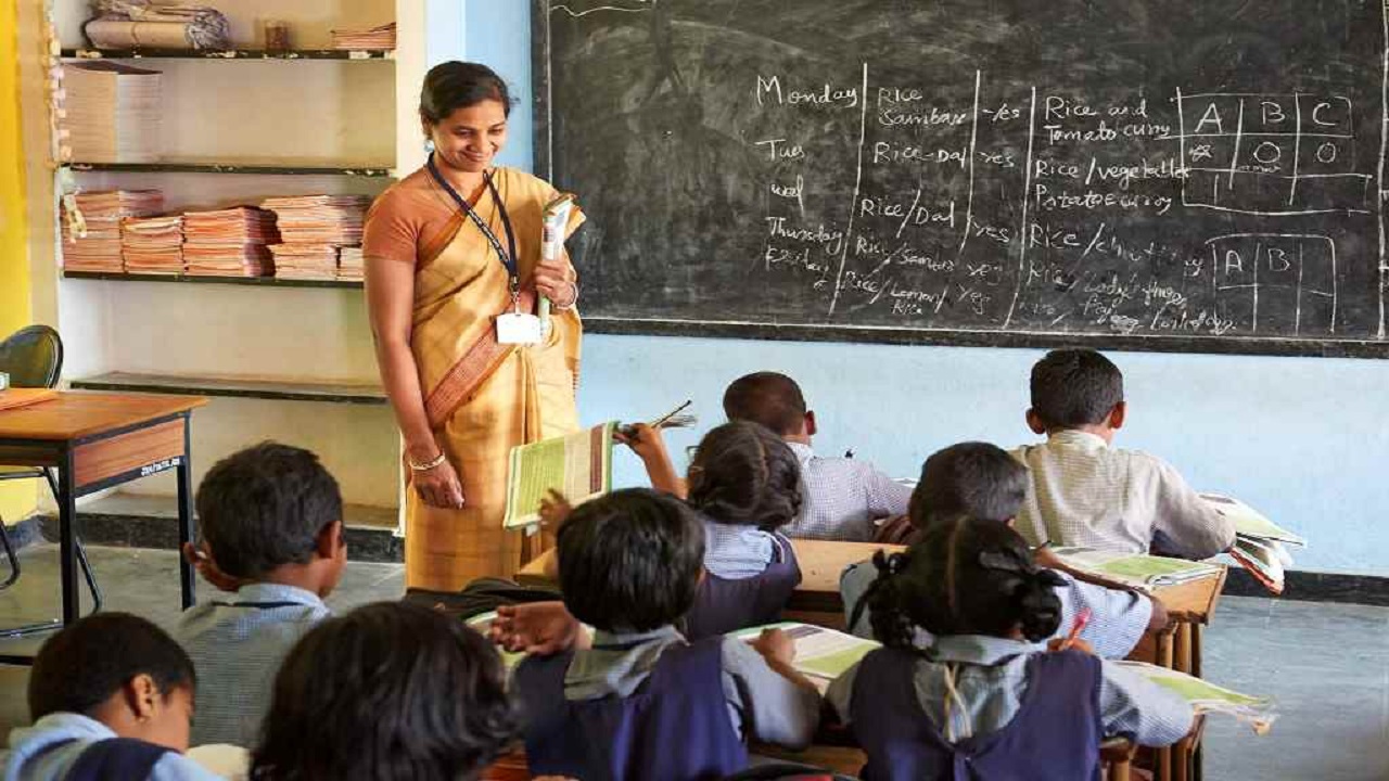 Bihar News: शिक्षक अब हो जाए सावधान! स्कूलों में नहीं आए बच्चे तो कटेगी वेतन  | Teachers should be careful now Salary will be deducted if children do not  come to schools -