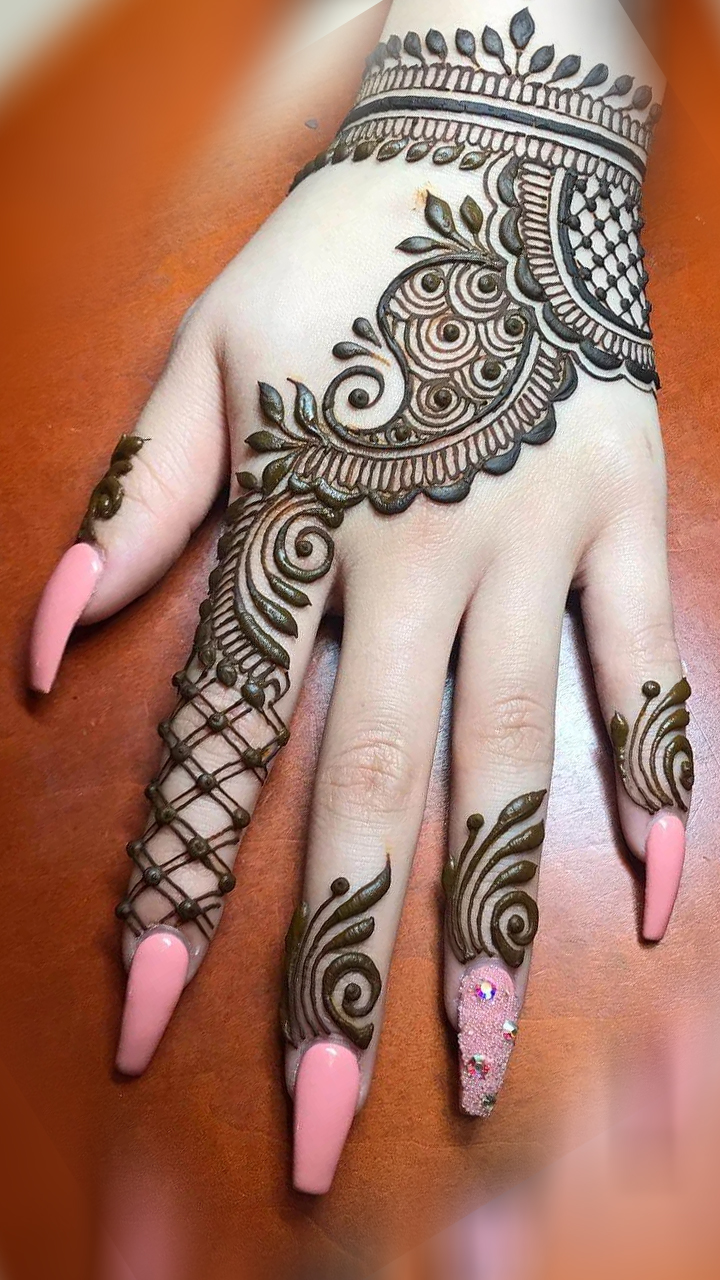 Photo of Arabic bel Mehendi design for the back of the hand.