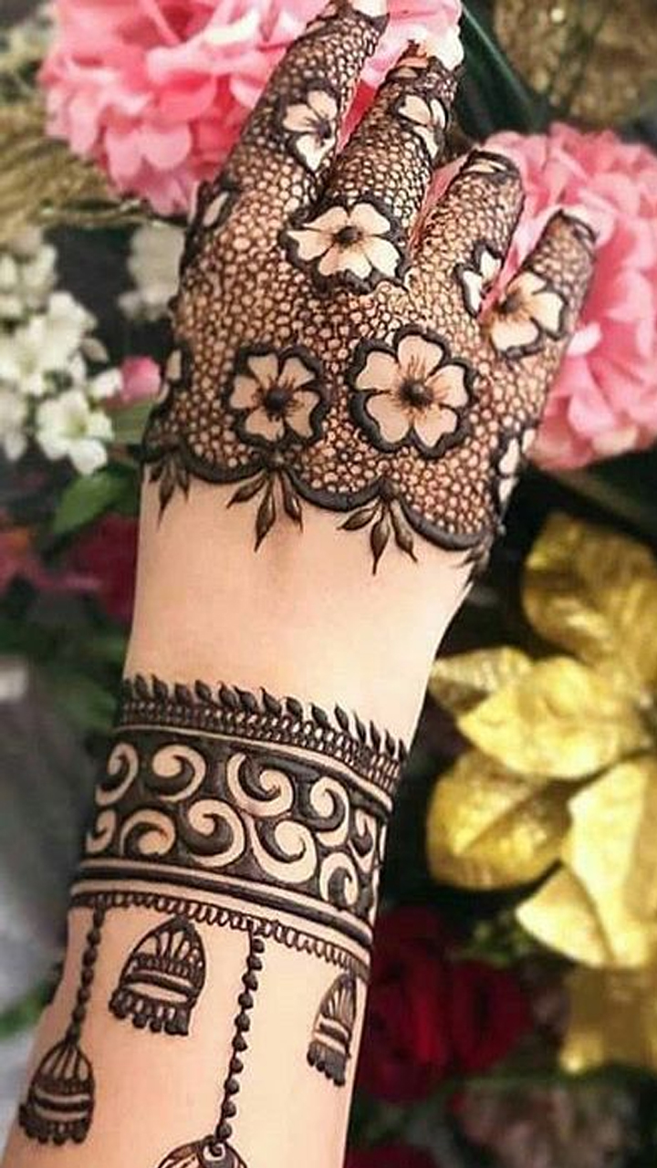 Karwa Chauth 2022 Mehndi Designs: Apply Easy and Beautiful Henna Patterns  for Front and Back Hands and Make Karva Chauth Celebrations More Special |  🛍️ LatestLY