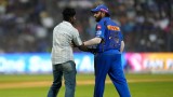 VIDEO : गले लगाया, हाथ मिलाया, जब Live मैच में घुसा रोहित शर्मा का जबरा फैन 