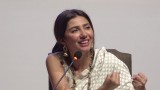 Mahira Khan: माहिरा खान पर एक शख्स ने फेंका सामन, एक्ट्रेस बोलीं- 'कभी-कभी मैं डर जाती हूं'