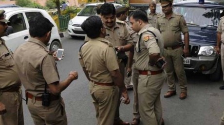 UP: नोएडा में पुलिस और बदमाशों के बीच मुठभेड़, 25 हजार का इनामी बदमाश  गिरफ्तार A criminal carrying a reward of Rs 25,000 was arrested following  an encounter with police in Greater