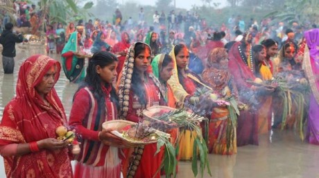 छठ महापर्व पर कोरोना का साया, इन राज्यों में छठ पूजा पर लगा बैन This year chhath  puja 2020 celebration ban these states government bans Chhath Puja in water  bodies in view