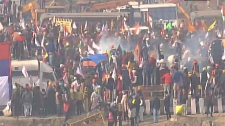 Protestors break police barricading, bus and vans to enter Delhi as farmers  tractor rally is underway in the national capital - News Nation