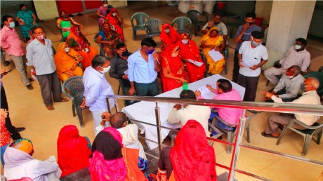 राजस्थान में वैक्सीन की कमी से फीका पड़ा &#39;टीका उत्सव&#39;, वैक्सीन सेंटर के बाहर लगी कतार Corona vaccine shortage in Rajasthan teeka utsav stoped - News Nation