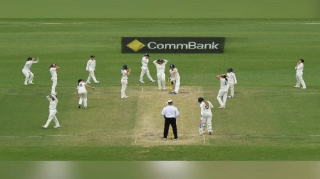 क्रिकेट इतिहास का ये है गजब का फील्डिंग, इस Video को देख गारंटी है नहीं  रुकेगी हंसी : This is a wonderful fielding of cricket history, Funny video,  video viral - News Nation