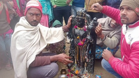 बिहार में मिट्टी खुदाई के दौरान मिली भगवान विष्णु की मूर्ति