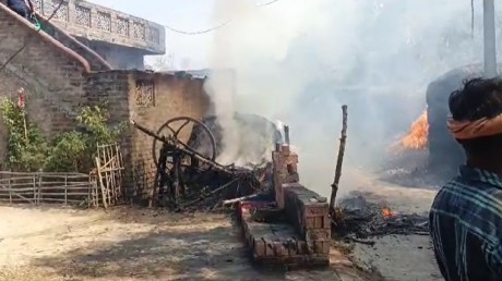 बेगूसराय में भीषण अगलगी, धू-धूकर जले कई घर | Fierce fire in Begusarai many  houses gutted - News Nation