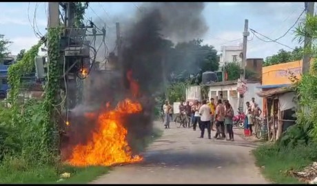 Darbhanga: ट्रांसफॉर्मर में लगी आग, घंटों मशक्कत के बाद पाया गया काबू | Darbhanga  Transformer caught fire found under control after hours of effort - News  Nation