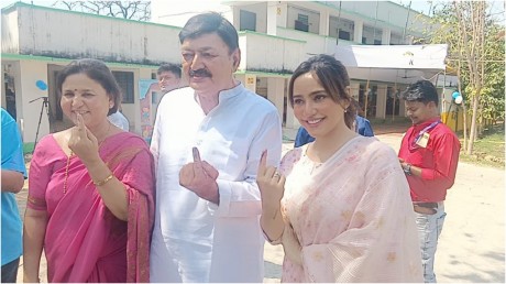 Lok Sabha Election 2024: एक्ट्रेस नेहा शर्मा ने बिहार में दिया अपना मतदान, पिता के लिए जनता से मांगा वोट