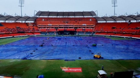 SRH vs GT Live : हैदराबाद में फिर शुरू हुई बारिश, कवर्स से ढका गया, टॉस में देरी