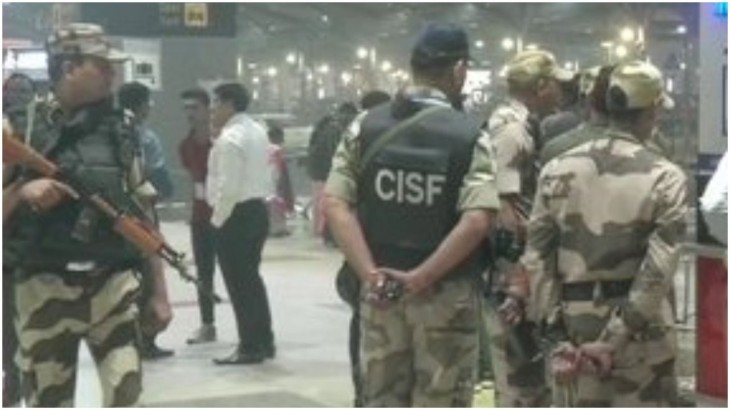 Army जवान ने IGI एयरपोर्ट पर की शर्मनाक हरकत, सबके सामने किया टॉयलेट