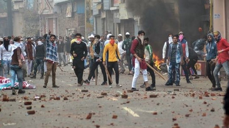 दिल्ली हिंसा में हेड कांस्टेबल समेत 4 लोगों की मौत, DCP समेत 50 घायल