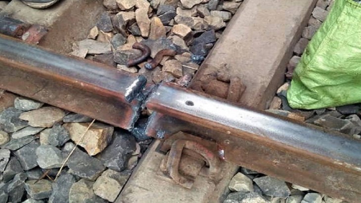 सनकी शख्स ने रेलवे ट्रैक को काटा