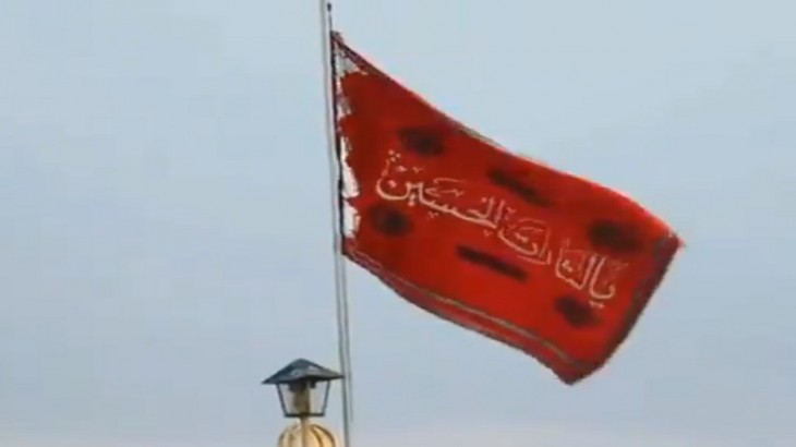 मस्जिद पर फहराया लाल झंडा