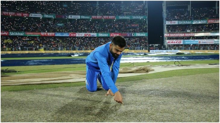 भारत श्रीलंका मैच में मैदान का निरीक्षण करते कप्‍तान विराट कोहली