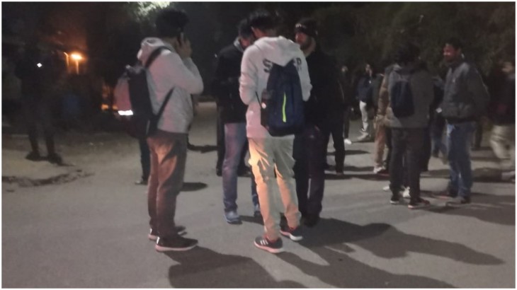 कुछ छात्रों ने दिल्‍ली पुलिस को जेएनयू में फ्लैग मार्च करने से रोका