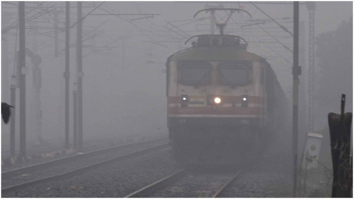 मौसम खराब होने से रेल यात्रा प्रभावित, देखें लेट हुई ट्रेनों की लिस्ट