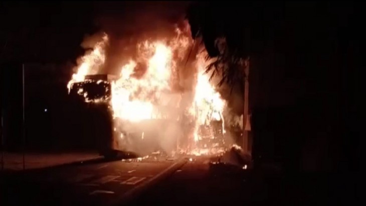 कन्नौज में बस -ट्रक के भिड़ंत में लगी आग
