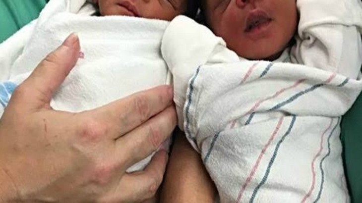 अधेड़ महिला ने दिया जुड़वा बच्चों को जन्म