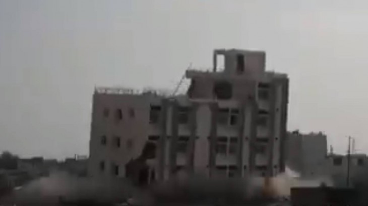 Video: इंदौर में चार मंजिला भवन को विस्फोट से ढहाया गया
