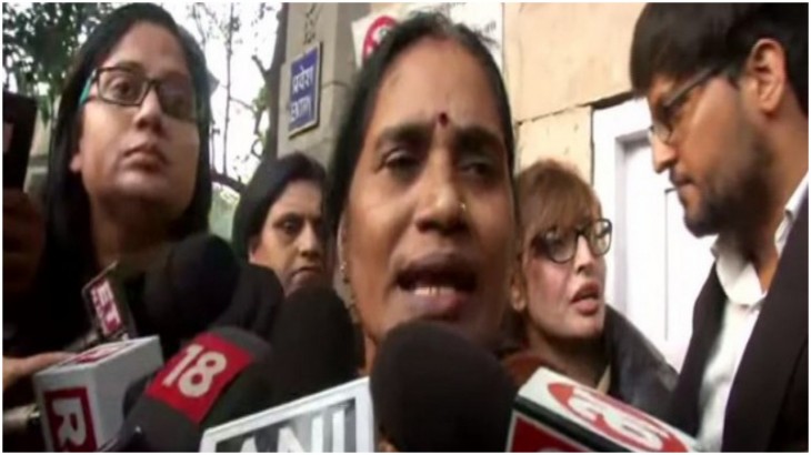 इंदिरा जय सिंह मुझे नसीहत देने वाली होती कौन हैं: निर्भया की मां