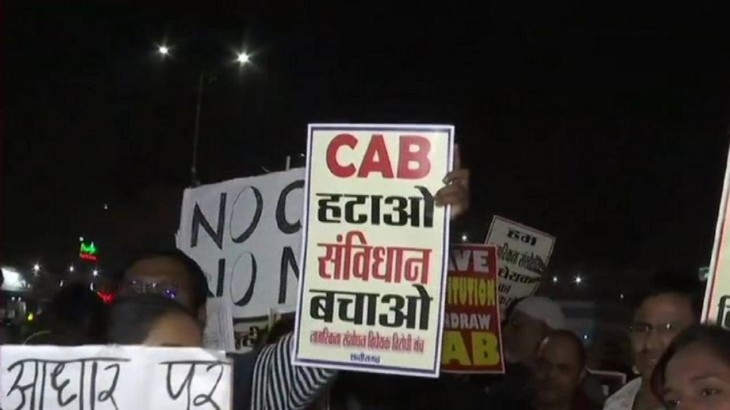इंदौर में सीएए विरोधियों और पुलिस के बीच झड़प