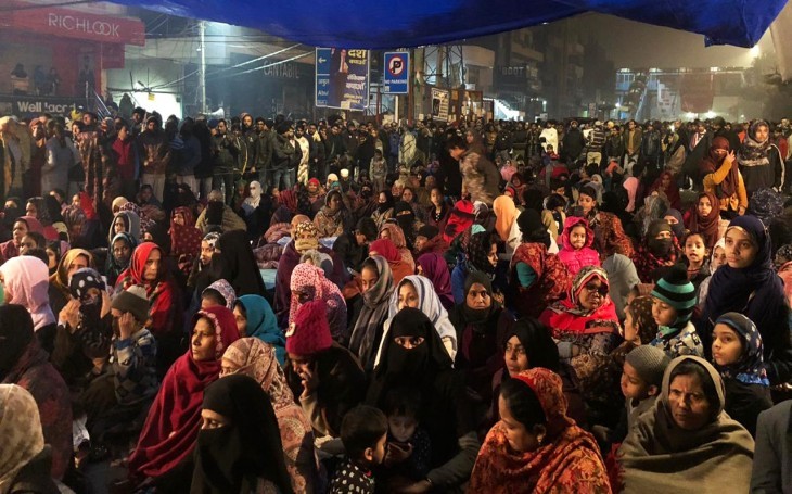 शाहीनबाग में CAA के खिलाफ प्रदर्शन पर बैठीं महिलाएं