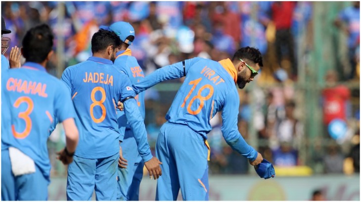 कैच लेने के बाद विराट कोहली और टीम इंडिया