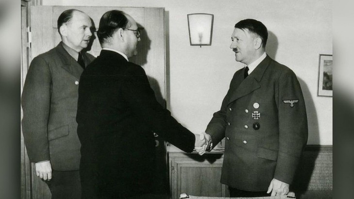 हिटलर और नेताजी के मुलाकात की तस्वीर।