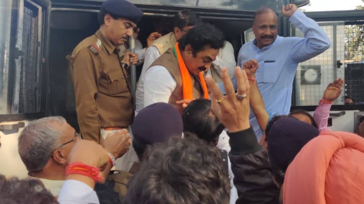 एमपी के BJP अध्यक्ष राकेश सिंह समेत करीब 1000 कार्यकर्ता गिरफ्तार