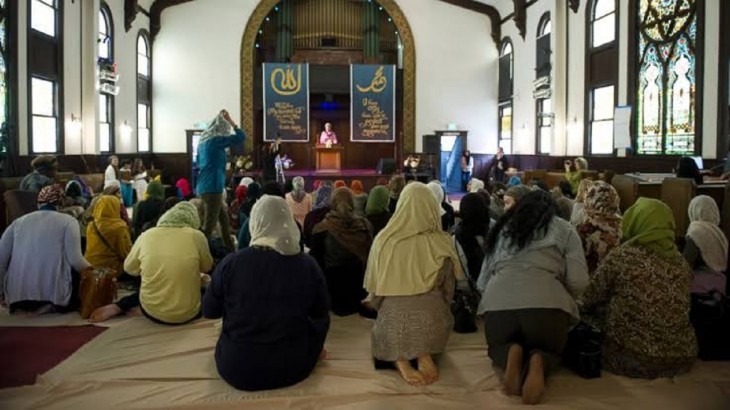 मस्जिद में नमाज पढ़तीं मुस्लिम महिलाएं