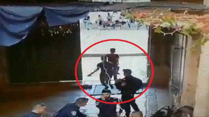इजरायली पुलिस पर हमला करने आते दो लड़के