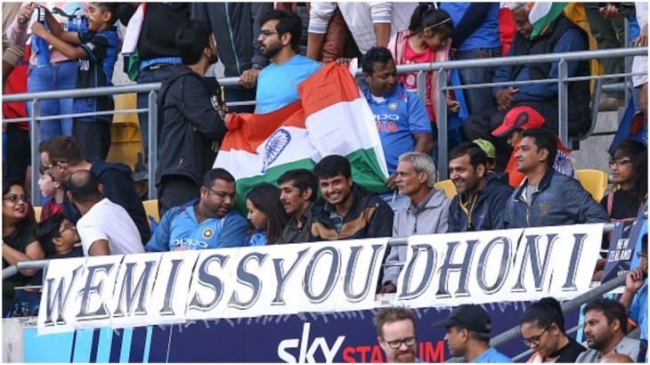 भारत न्‍यूजीलैंड मैच में धोनी को याद करते फैंस