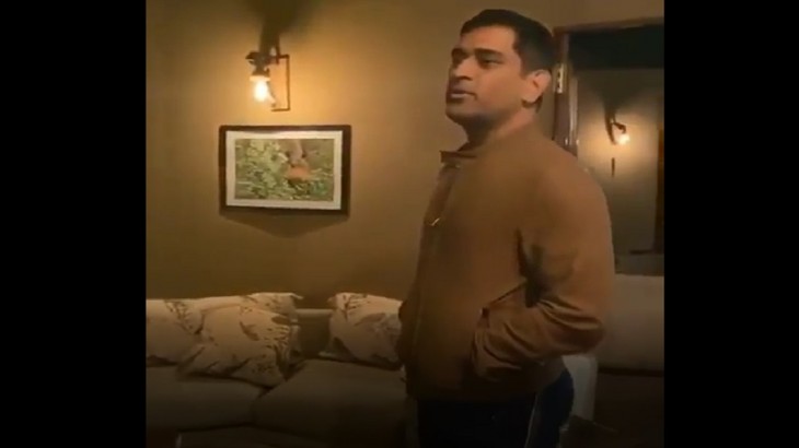 महेंद्र सिंह धोनी के साथ हुई छेड़खानी वाला वीडियो