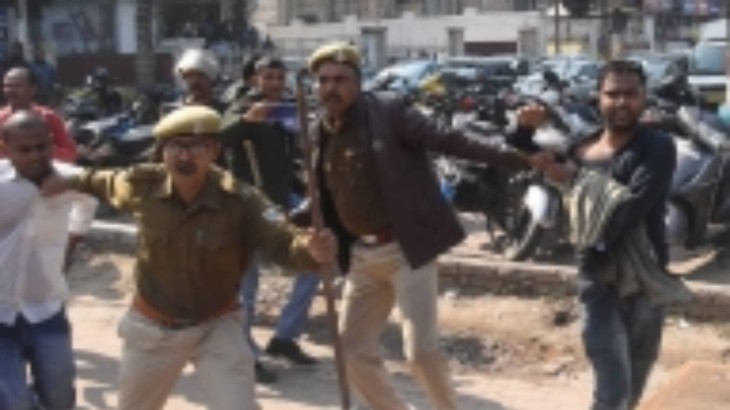 दारोगा भर्ती में गड़बड़ी के आरोप में युवाओं का प्रदर्शन, पुलिस ने मारा