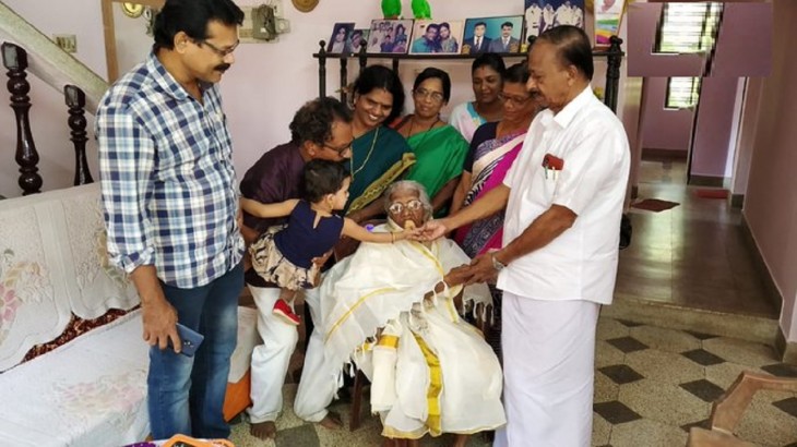 105 साल की बुजुर्ग अम्मा ने पास की चौथी की परीक्षा