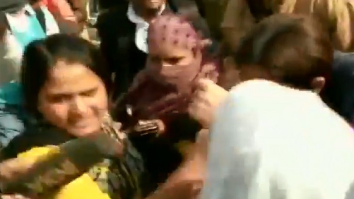शाहीन बाग में बुर्के में कैमरा छुपाकर लाई महिला को पकड़ा गया