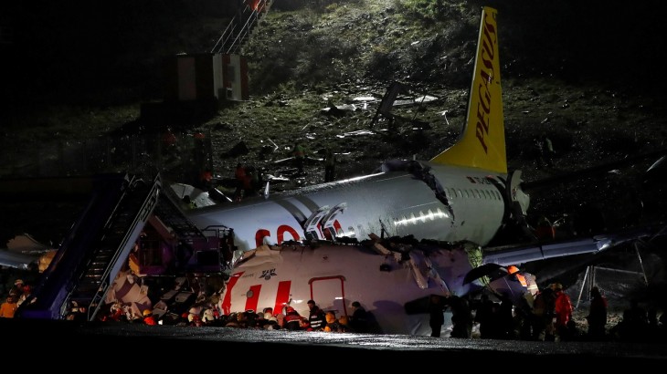 तुर्की में विमान रनवे पर फिसलकर तीन हिस्सों में टूटा