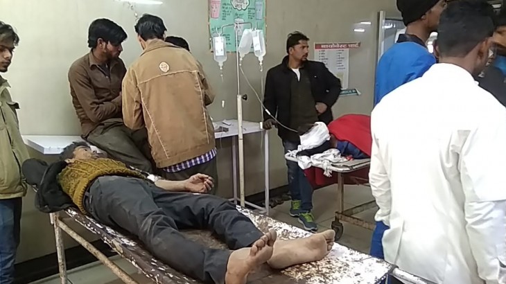 अस्पताल में भर्ती किए गए घायल मजदूर।