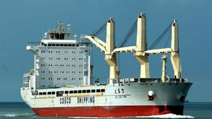 गुजरात के कांडला बंदरगाह पर पकड़ा गया संदिग्ध चीनी जहाज.