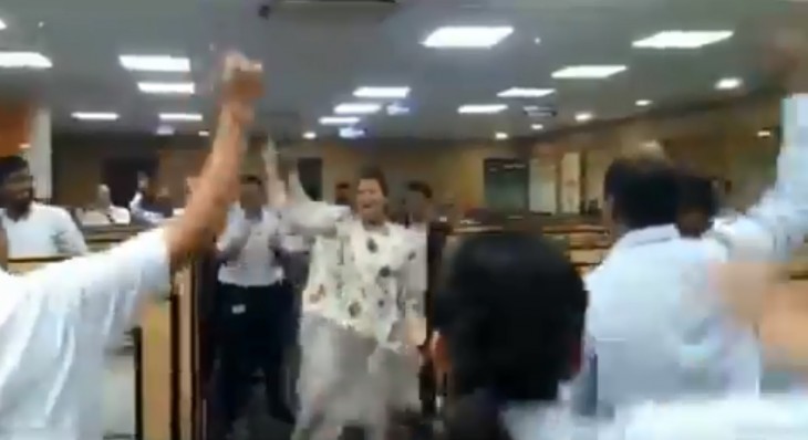 कर्मचारियों के साथ डांस करते हुए दीपाली गोयनका