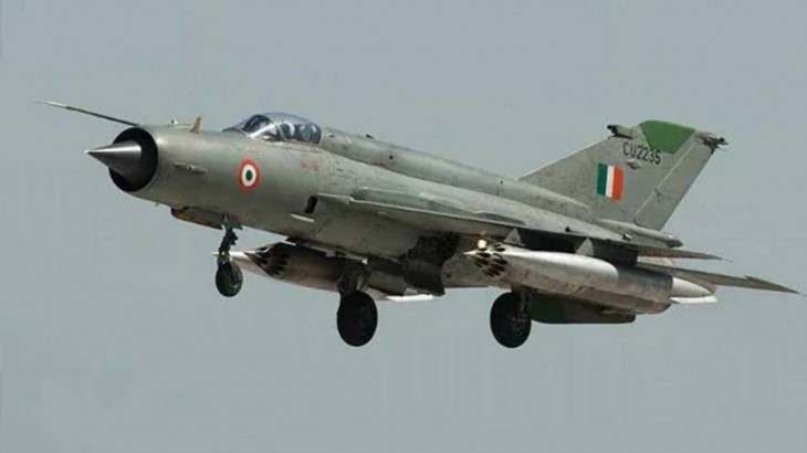 गोवा में भारतीय नौसेना का मिग-29 विमान क्रैश, पायलट की बची जान