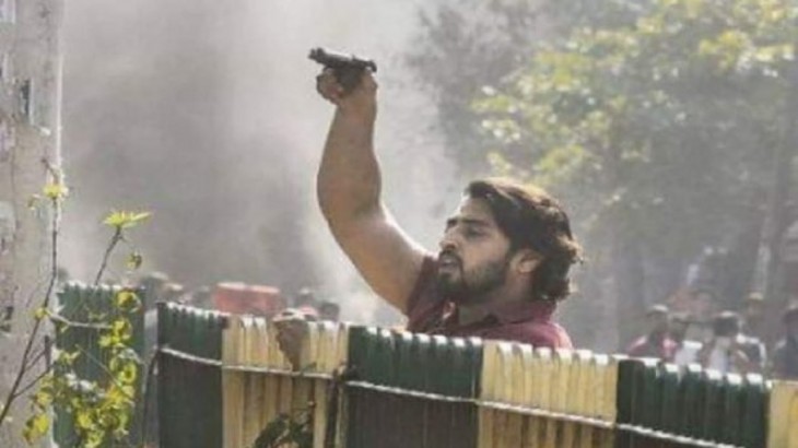 दिल्ली में सीएए प्रोटेस्ट के दौरान गोली चलाता प्रदर्शनकारी