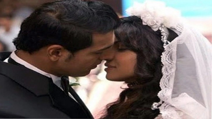 कोरोना वायरस से बचने के लिए शादी के बात जोड़ों ने ऐसे किया KISS
