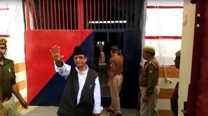 रामपुर जेल में पहुंचे आजम खान।