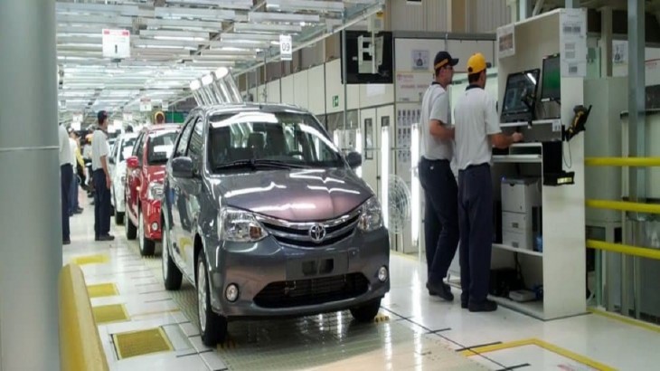 खुद से चार्ज होने वाली Toyota Vellfire भारत में लॉन्च